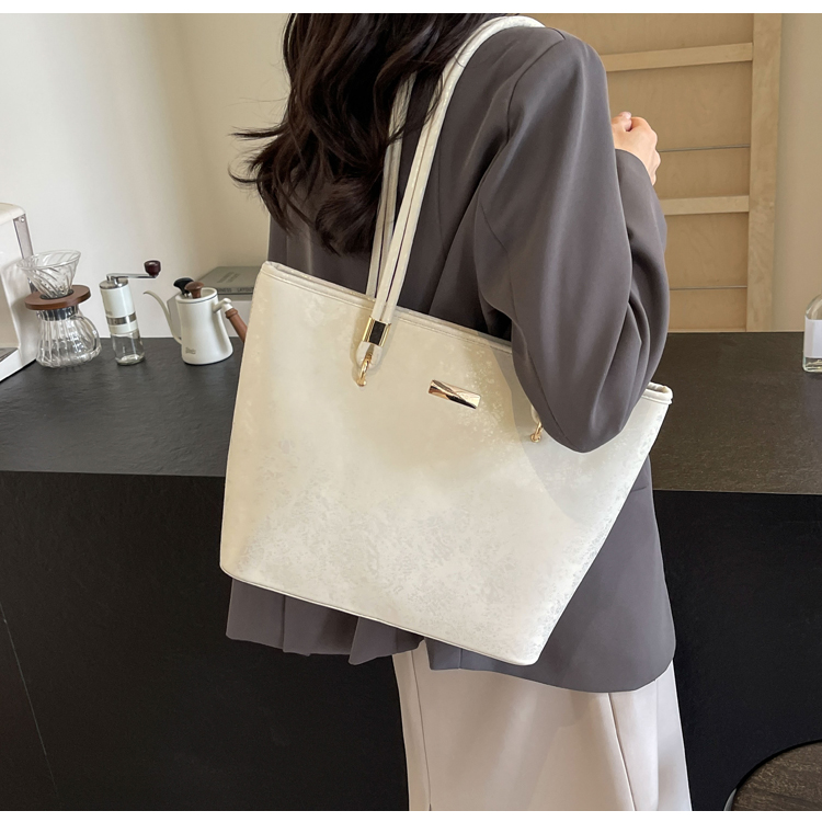 Women's Medium Pu Leather Solid Color Basic Classic Style Zipper Tote Bag display picture 11