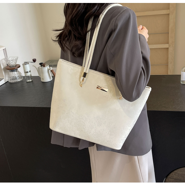 Women's Medium Pu Leather Solid Color Basic Classic Style Zipper Tote Bag display picture 13