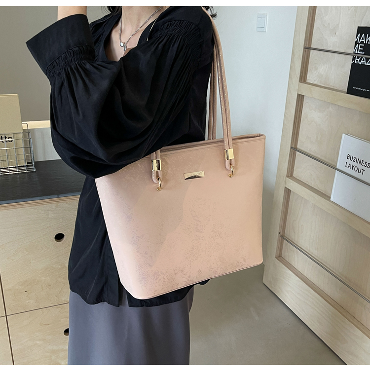 Women's Medium Pu Leather Solid Color Basic Classic Style Zipper Tote Bag display picture 12