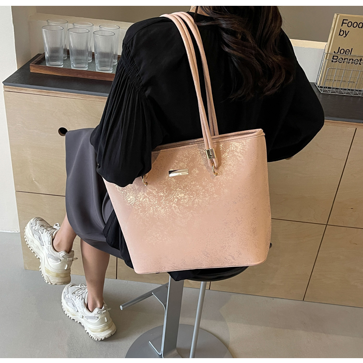 Women's Medium Pu Leather Solid Color Basic Classic Style Zipper Tote Bag display picture 15