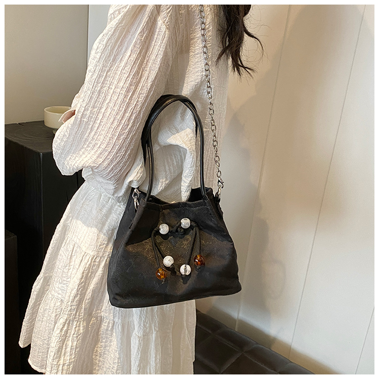 Women's Medium Pu Leather Solid Color Elegant Classic Style Sewing Thread Magnetic Buckle Crossbody Bag display picture 8