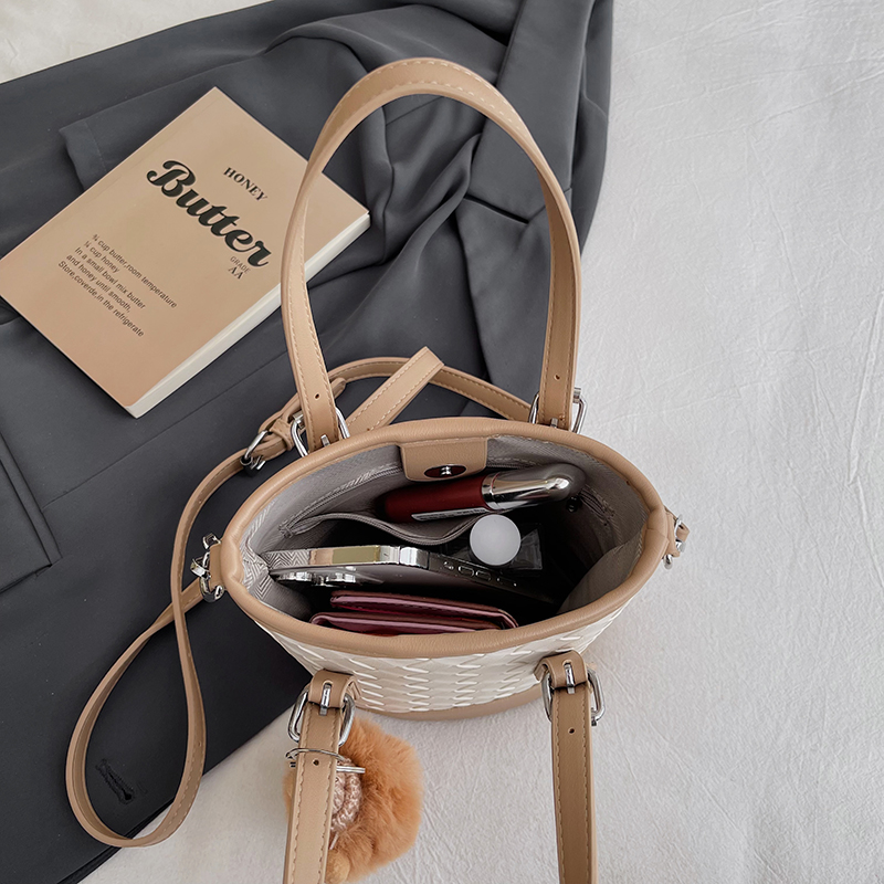 Women's Medium Pu Leather Solid Color Lingge Vintage Style Classic Style Sewing Thread Zipper Bucket Bag display picture 6