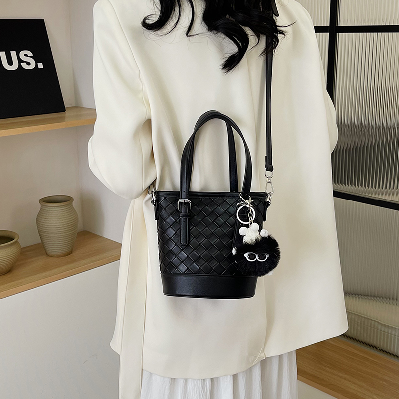 Women's Medium Pu Leather Solid Color Lingge Vintage Style Classic Style Sewing Thread Zipper Bucket Bag display picture 15