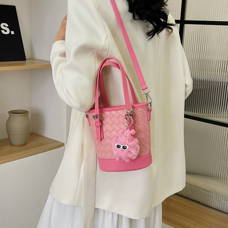 Women's Medium Pu Leather Solid Color Lingge Vintage Style Classic Style Sewing Thread Zipper Bucket Bag display picture 18