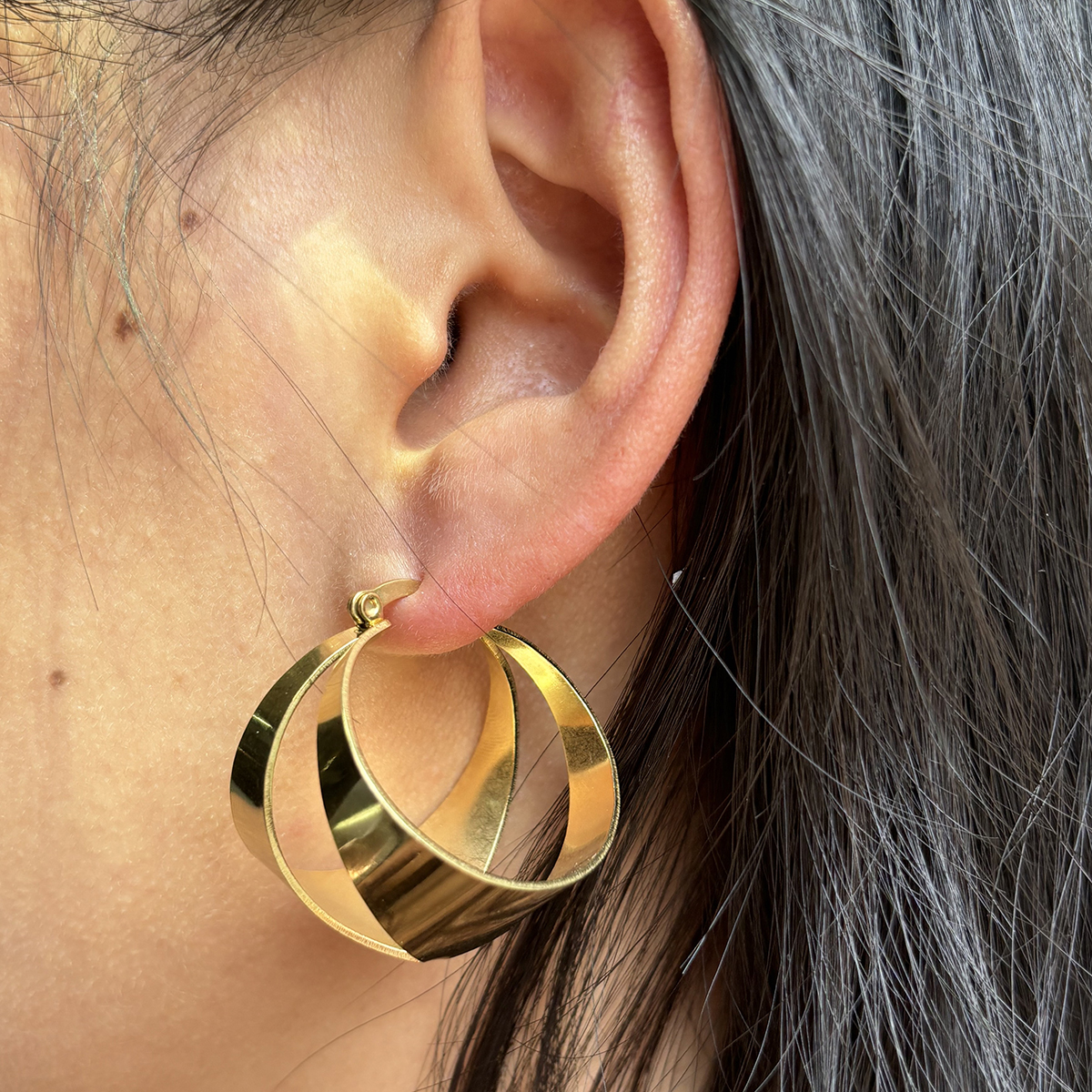 1 Pair Cool Style Solid Color Cutting 304 Stainless Steel 18K Gold Plated Hoop Earrings display picture 3