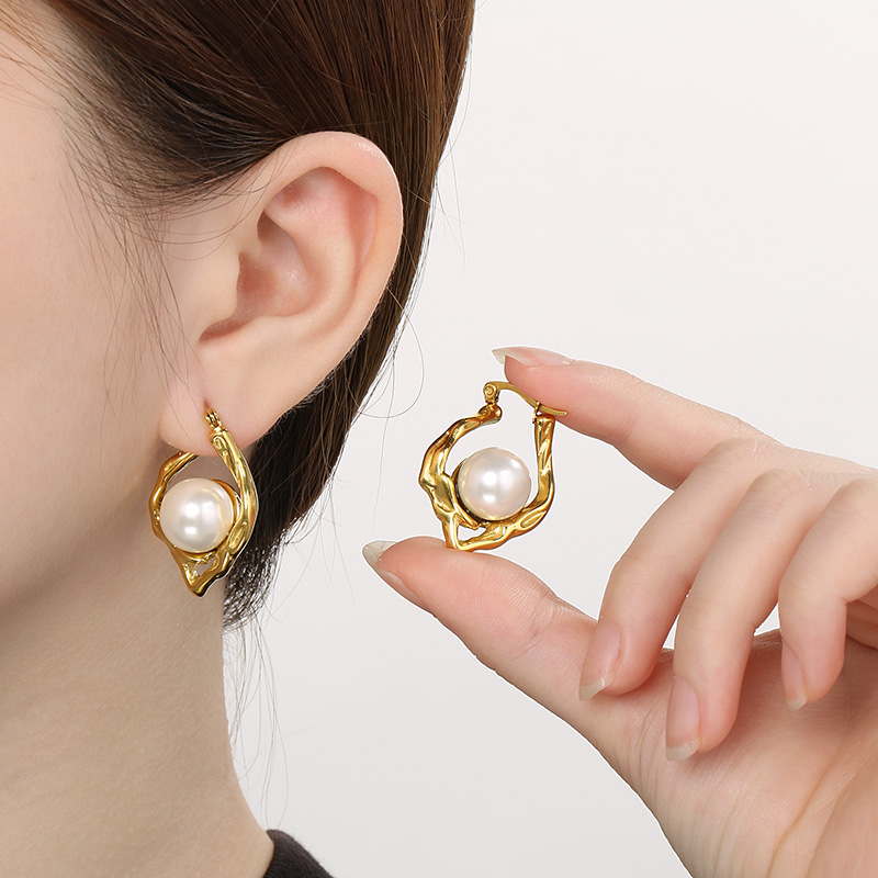 1 Pair Simple Style Geometric Plating 304 Stainless Steel 贝壳珠 18K Gold Plated Ear Studs display picture 1