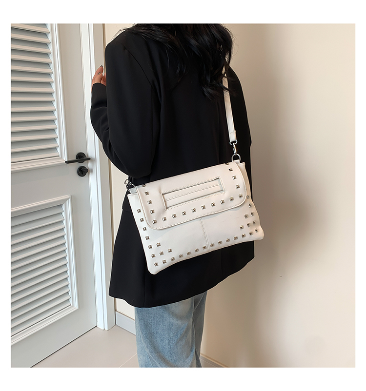 Women's Medium Pu Leather Solid Color Basic Classic Style Rivet Zipper Crossbody Bag display picture 12