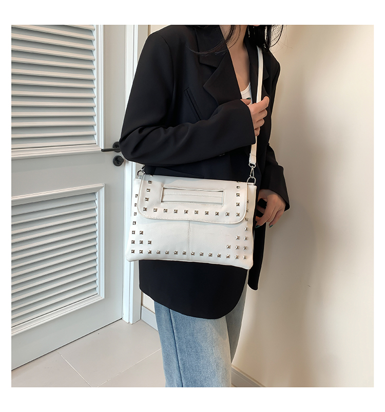 Women's Medium Pu Leather Solid Color Basic Classic Style Rivet Zipper Crossbody Bag display picture 11