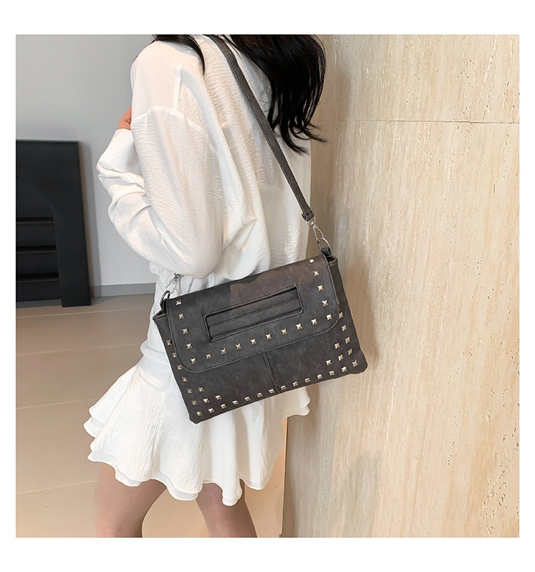 Women's Medium Pu Leather Solid Color Basic Classic Style Rivet Zipper Crossbody Bag display picture 15