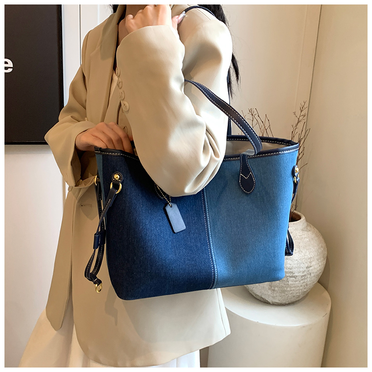 Women's Large Pu Leather Color Block Basic Sewing Thread Zipper Tote Bag display picture 17