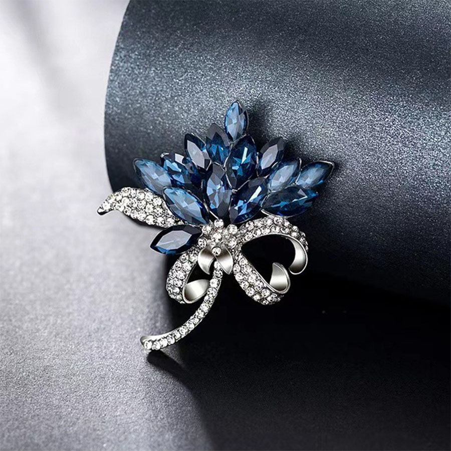 Elegant Vintage Style Color Block Alloy Inlay Artificial Diamond Women's Brooches display picture 3