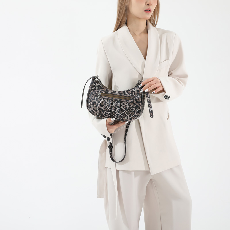 Women's Pu Leather Leopard Classic Style Sewing Thread Dumpling Shape Zipper Crossbody Bag display picture 1