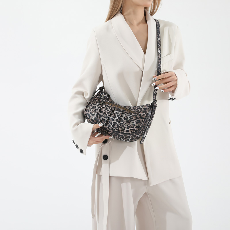 Women's Pu Leather Leopard Classic Style Sewing Thread Dumpling Shape Zipper Crossbody Bag display picture 4
