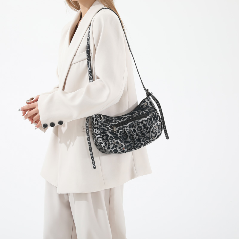 Women's Pu Leather Leopard Classic Style Sewing Thread Dumpling Shape Zipper Crossbody Bag display picture 5