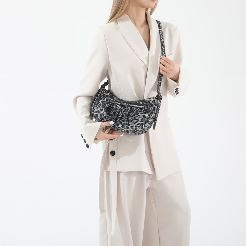 Women's Pu Leather Leopard Classic Style Sewing Thread Dumpling Shape Zipper Crossbody Bag display picture 3