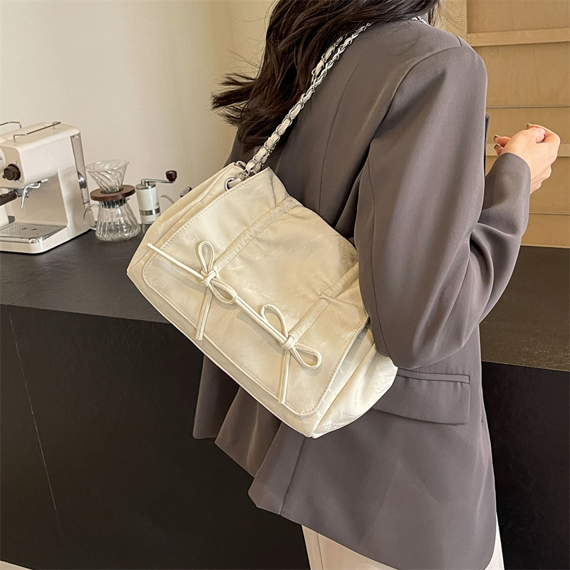 Women's Pu Leather Clouds Classic Style Sewing Thread Flip Cover Shoulder Bag Chain Bag display picture 1