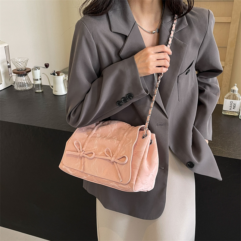 Women's Pu Leather Clouds Classic Style Sewing Thread Flip Cover Shoulder Bag Chain Bag display picture 3