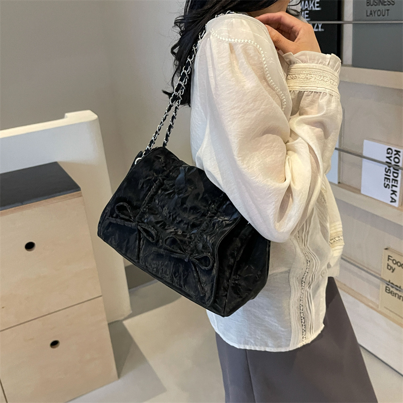 Women's Pu Leather Clouds Classic Style Sewing Thread Flip Cover Shoulder Bag Chain Bag display picture 5
