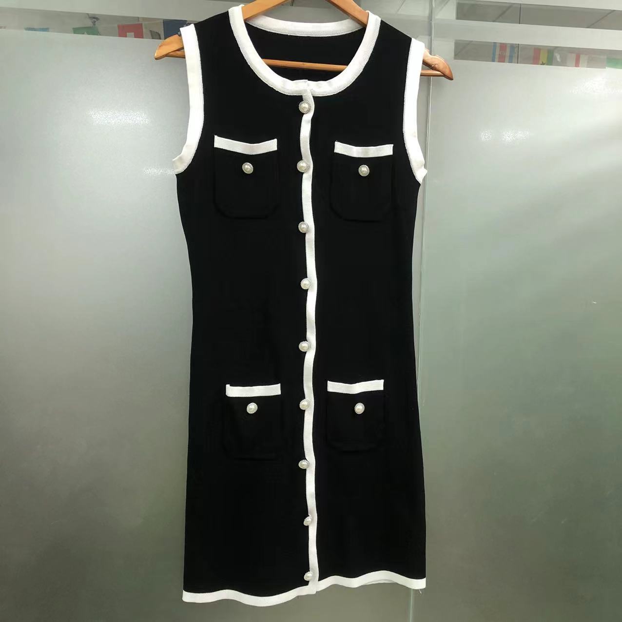 Women's Sheath Dress Streetwear U Neck Button Sleeveless Solid Color Above Knee Holiday Daily display picture 1