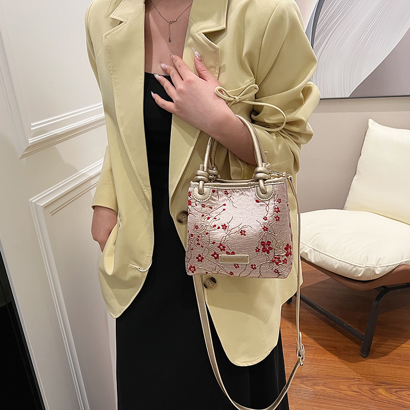 Women's Figured Cloth Flower Butterfly Streetwear Zipper Handbag Crossbody Bag display picture 1