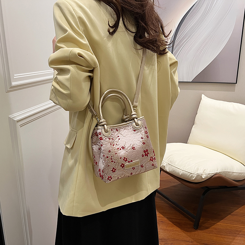 Women's Figured Cloth Flower Butterfly Streetwear Zipper Handbag Crossbody Bag display picture 5