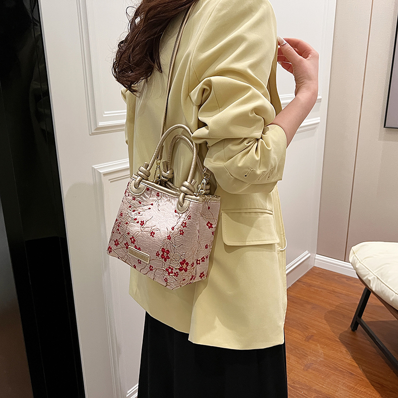 Women's Figured Cloth Flower Butterfly Streetwear Zipper Handbag Crossbody Bag display picture 2