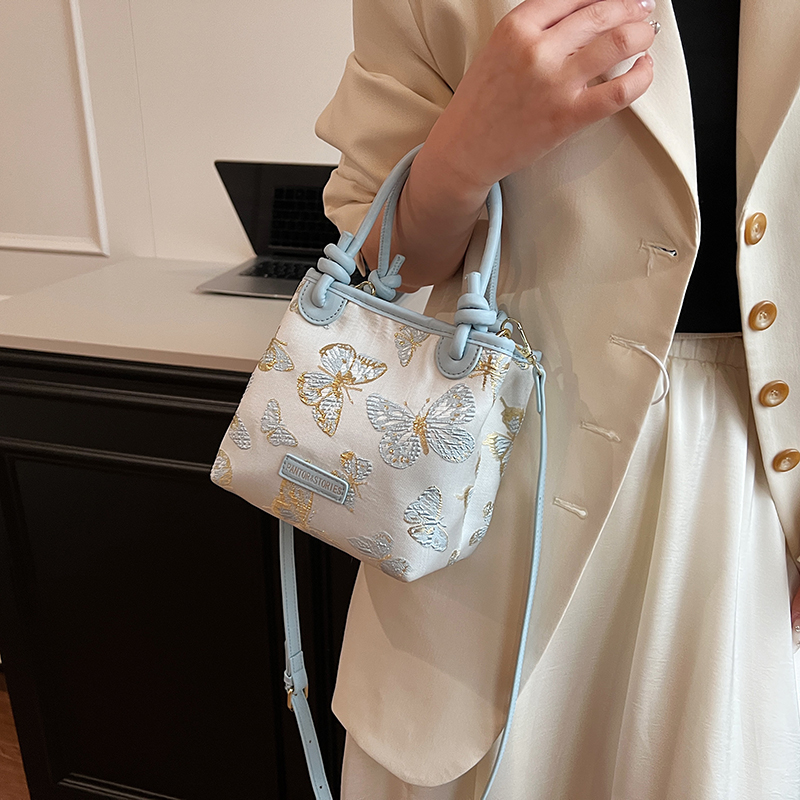 Women's Figured Cloth Flower Butterfly Streetwear Zipper Handbag Crossbody Bag display picture 8