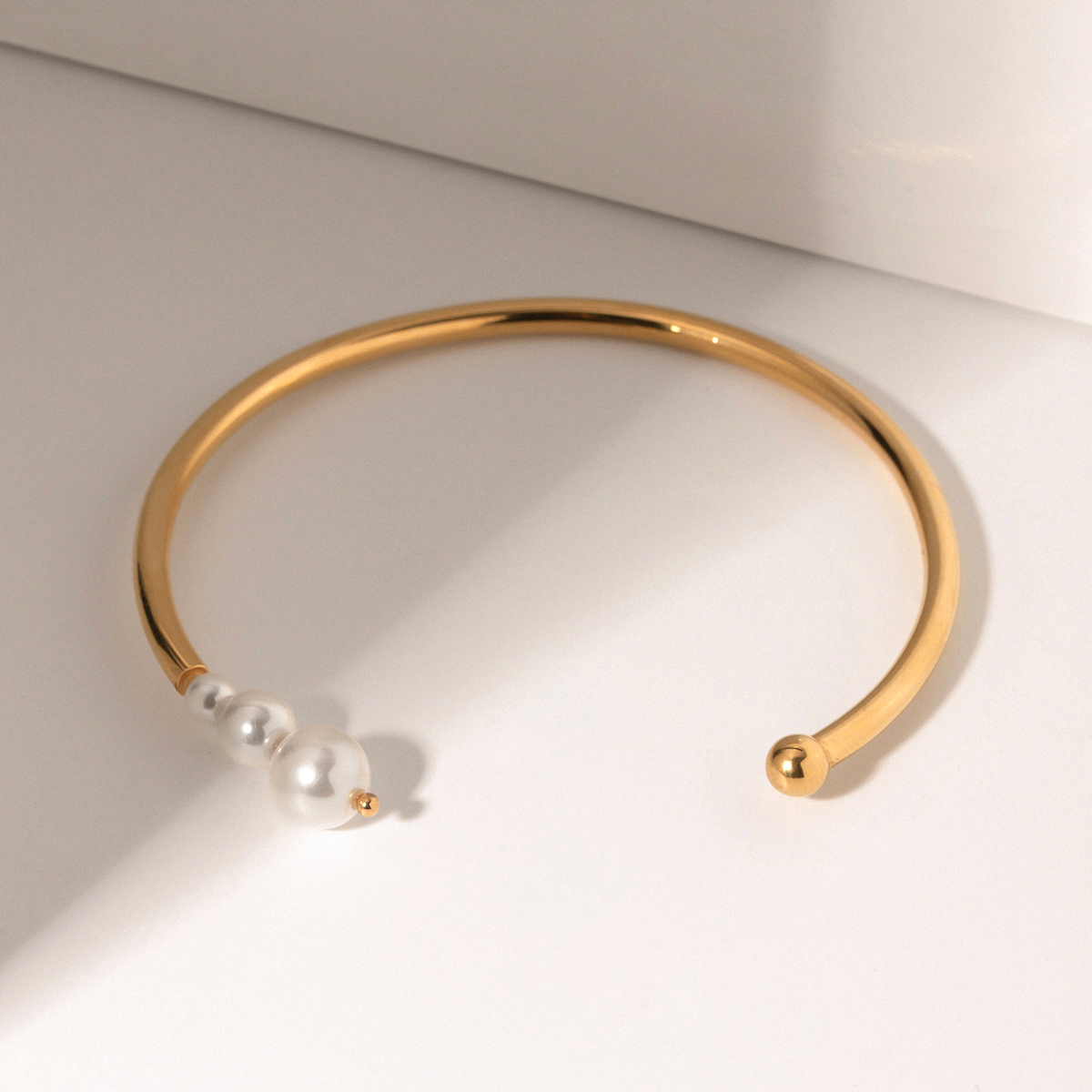 IG Style Solid Color 304 Stainless Steel Imitation Pearl 18K Gold Plated Bangle In Bulk display picture 4