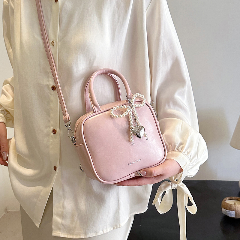 Women's Pu Leather Heart Shape Bow Knot Cute Sewing Thread Zipper Handbag Crossbody Bag display picture 11