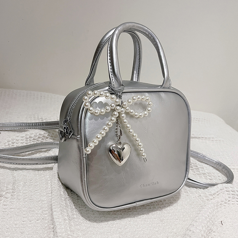 Women's Pu Leather Heart Shape Bow Knot Cute Sewing Thread Zipper Handbag Crossbody Bag display picture 10