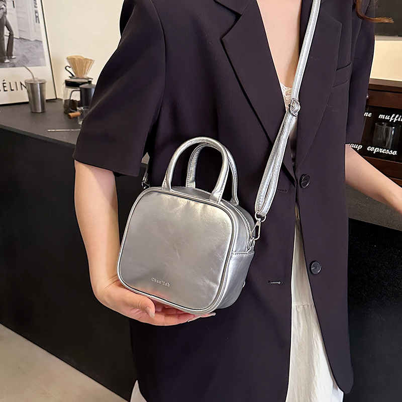 Women's Pu Leather Heart Shape Bow Knot Cute Sewing Thread Zipper Handbag Crossbody Bag display picture 13