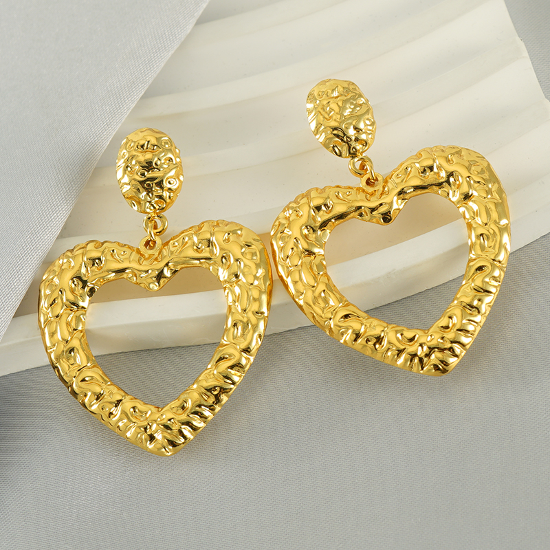 1 Pair Elegant Lady Modern Style Heart Shape Solid Color 304 Stainless Steel Titanium Steel Titanium Steel 18K Gold Plated Drop Earrings display picture 5