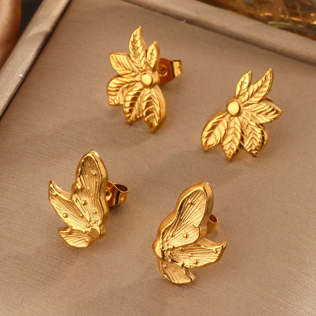 1 Par Lindo Flor Pulido Acero Inoxidable 304 Chapados en oro de 18k Pendientes display picture 1