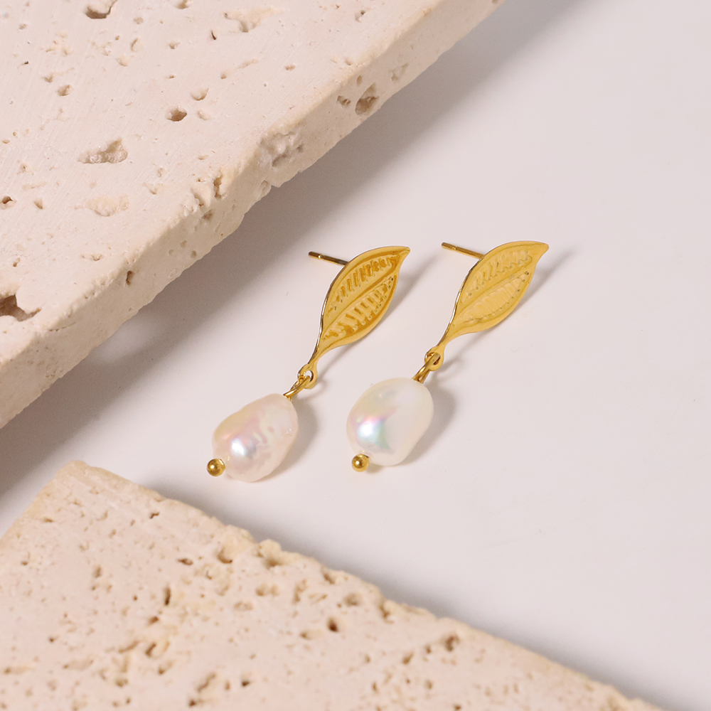 1 Pair Simple Style Classic Style Solid Color Plating Inlay Titanium Steel Pearl 18K Gold Plated Drop Earrings display picture 2