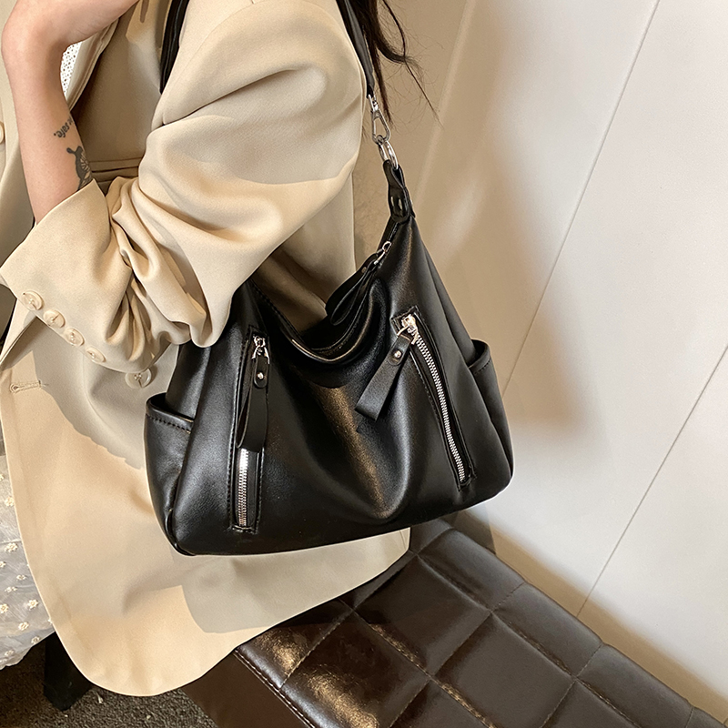 Women's Medium Pu Leather Solid Color Basic Classic Style Sewing Thread Zipper Underarm Bag display picture 3