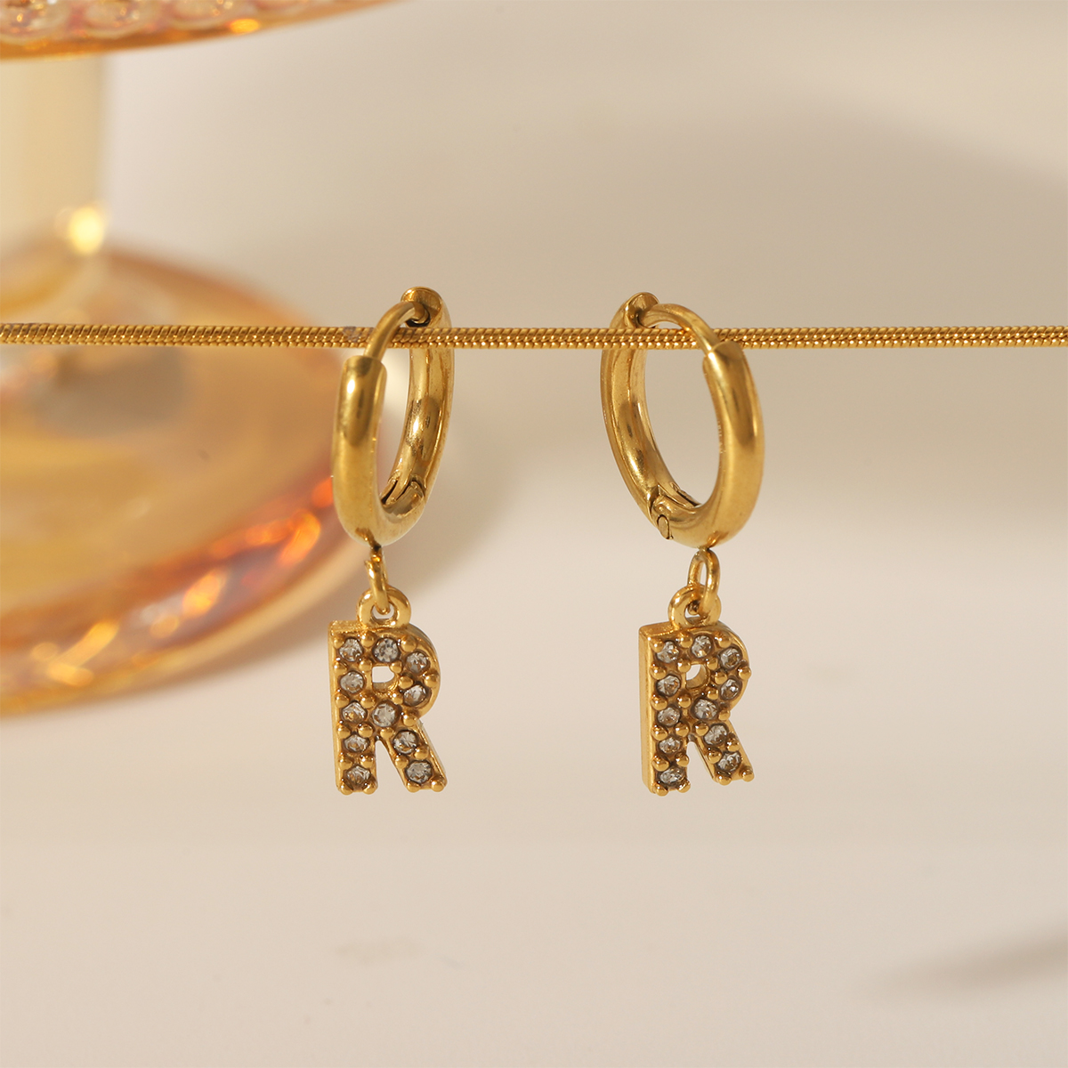 1 Paire Style Simple Lettre Incruster Acier Inoxydable 304 Zircon Plaqué Or 18K Boucles D'oreilles display picture 2