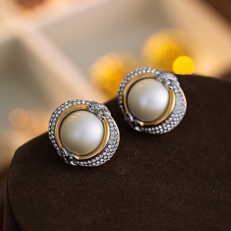 1 Pair Elegant Modern Style Classic Style Round Plating Inlay Copper Gem Rhinestones Pearl Gold Plated Ear Studs display picture 2