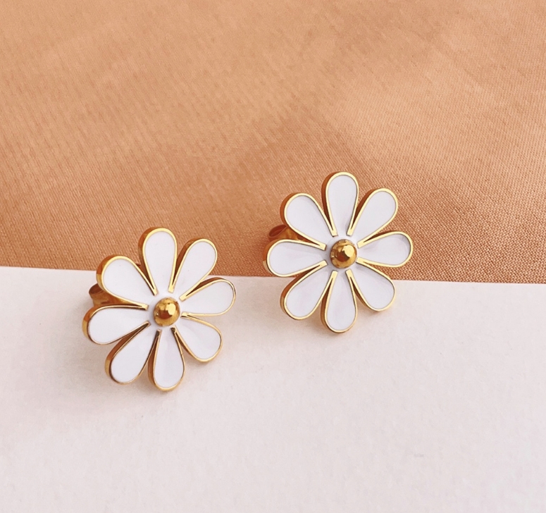 1 Pair Simple Style Classic Style Flower 304 Stainless Steel Titanium Steel 18K Gold Plated Ear Studs display picture 3