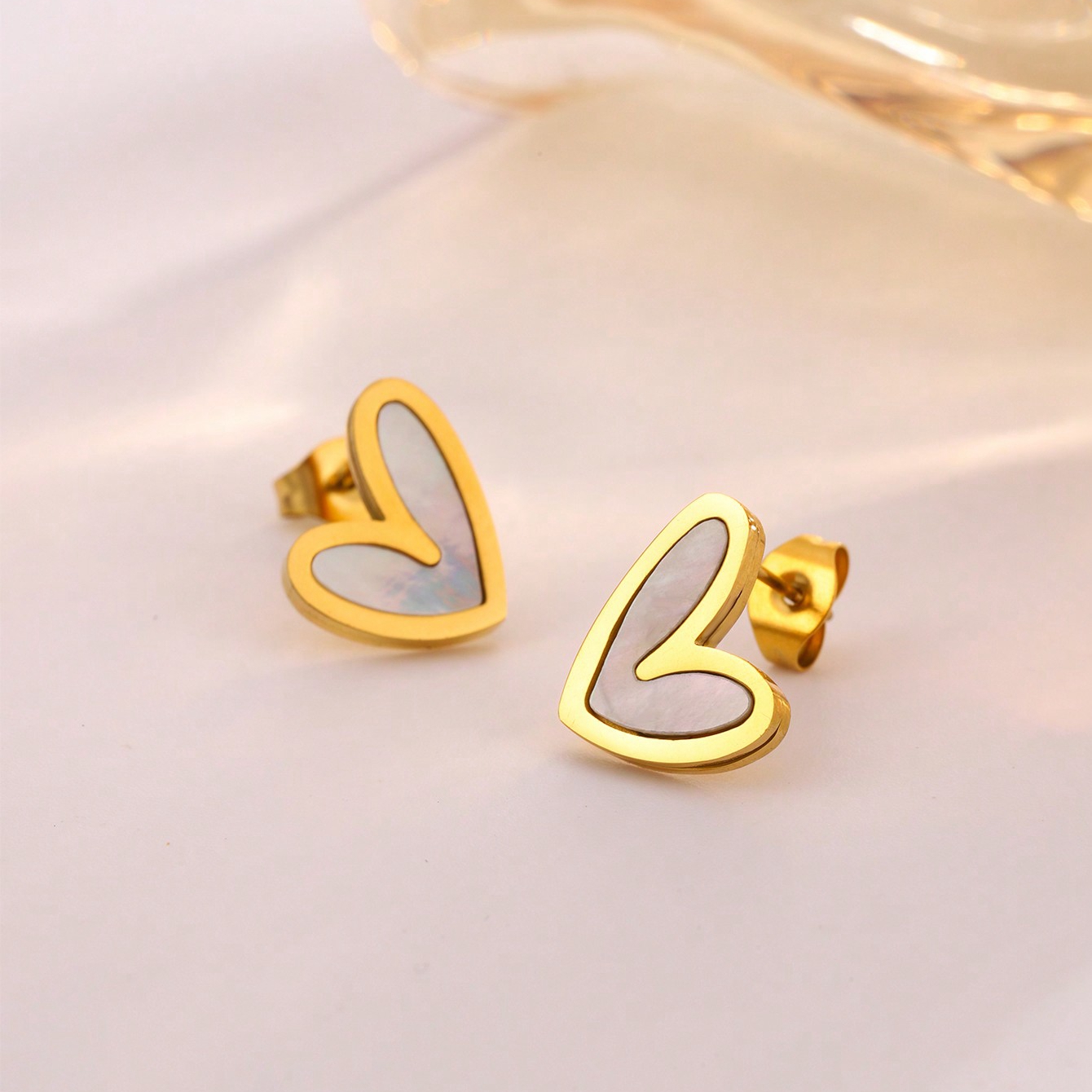 1 Par Lindo Dulce Forma De Corazón Enchapado Embutido Acero Inoxidable 304 Cascarón Chapados en oro de 18k Pendientes display picture 2