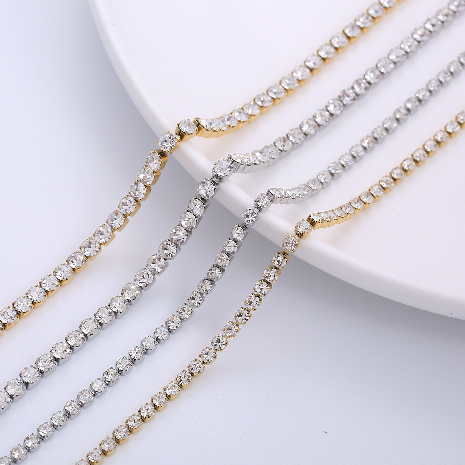 304 Stainless Steel 18K Gold Plated Simple Style Shiny Inlay Solid Color Artificial Rhinestones Necklace display picture 5