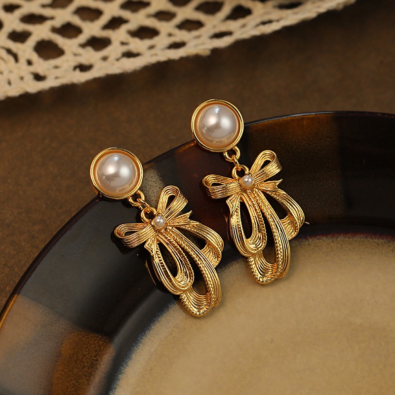 1 Pair Simple Style British Style Round Rose Bow Knot Beaded Inlay Metal Copper Brass Pearl Gold Plated Drop Earrings display picture 9