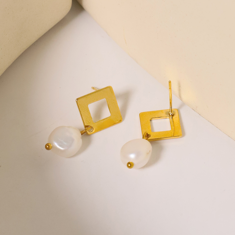 1 Pair Handmade Simple Style Rhombus Pearl Hollow Out Titanium Steel 18K Gold Plated Drop Earrings display picture 1