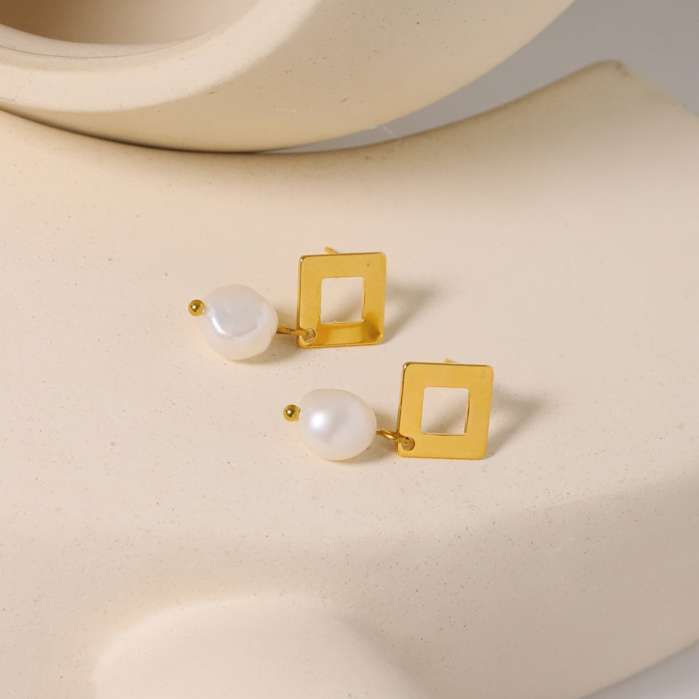 1 Pair Handmade Simple Style Rhombus Pearl Hollow Out Titanium Steel 18K Gold Plated Drop Earrings display picture 3