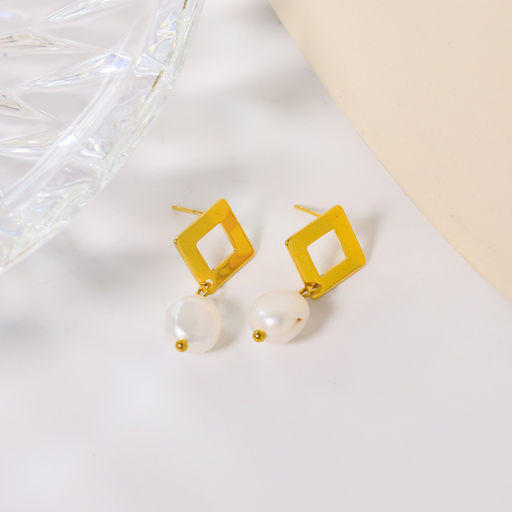 1 Pair Handmade Simple Style Rhombus Pearl Hollow Out Titanium Steel 18K Gold Plated Drop Earrings display picture 6