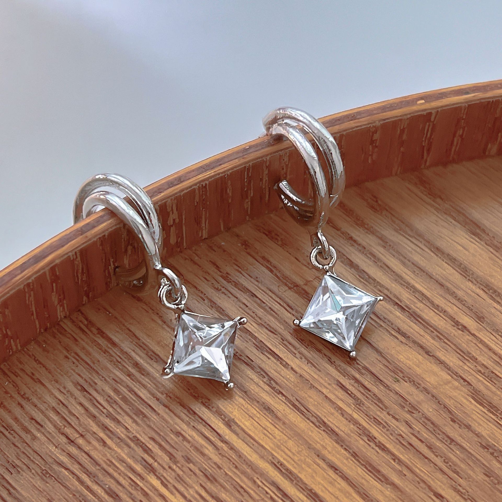1 Pair IG Style Shiny Rhombus Inlay Metal Crystal Drop Earrings display picture 3