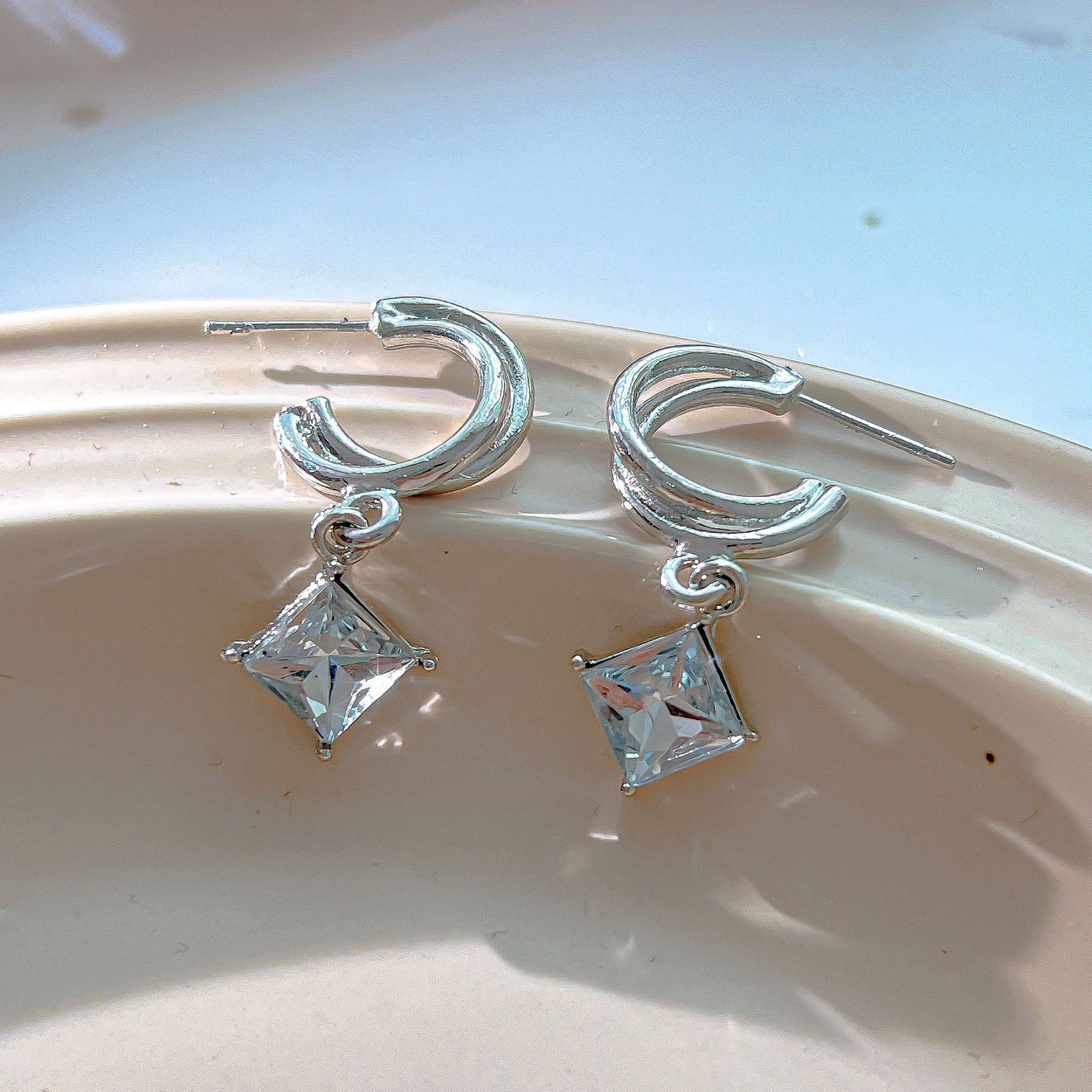 1 Pair IG Style Shiny Rhombus Inlay Metal Crystal Drop Earrings display picture 4