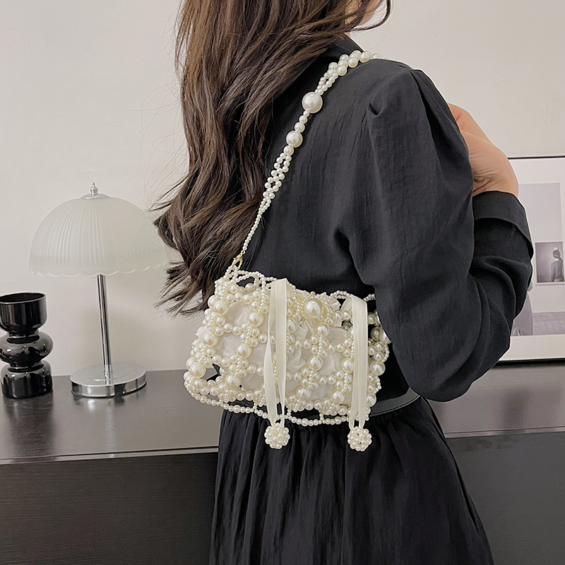 Women's Small Pearl Solid Color Elegant Classic Style Beading Hollow String Crossbody Bag display picture 2