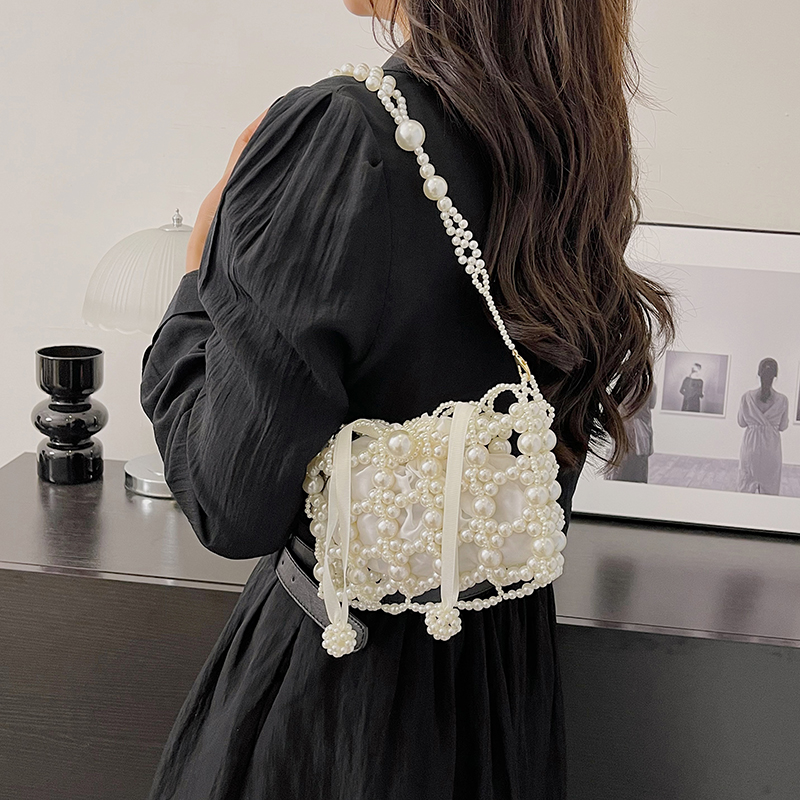Women's Small Pearl Solid Color Elegant Classic Style Beading Hollow String Crossbody Bag display picture 6