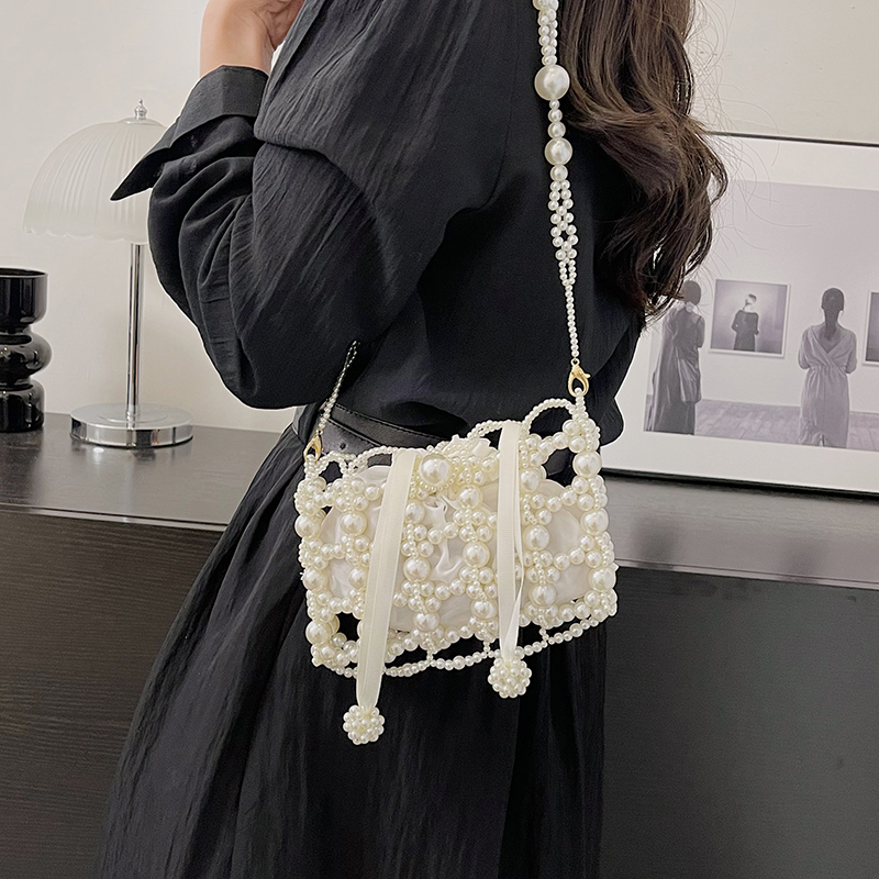 Women's Small Pearl Solid Color Elegant Classic Style Beading Hollow String Crossbody Bag display picture 10