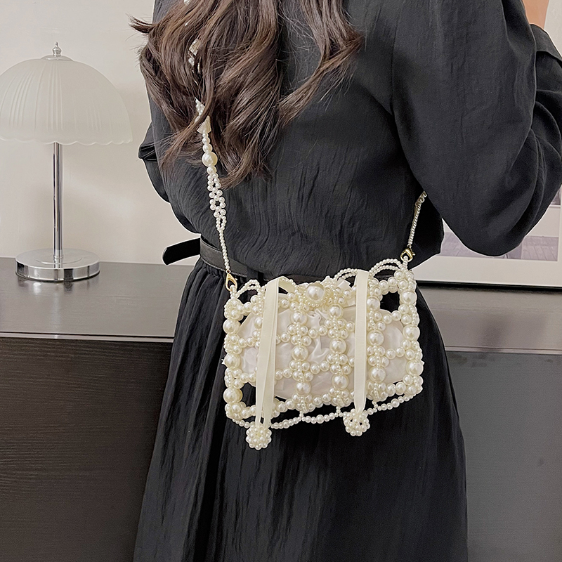 Women's Small Pearl Solid Color Elegant Classic Style Beading Hollow String Crossbody Bag display picture 8